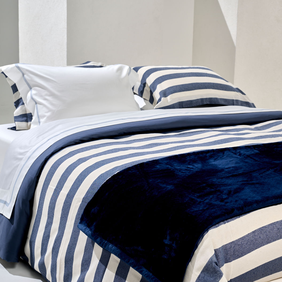 01 21 0011 Capa Colcha Mare Off White Azul marinho 002